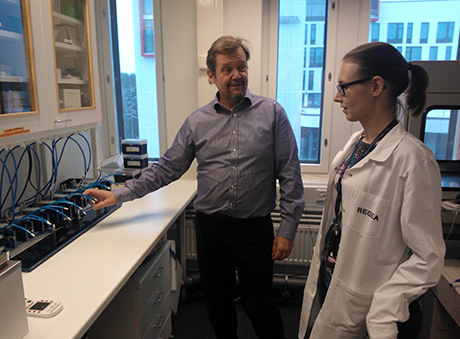 professori Hyttinen esittelee epiteelisolukon läpäisevyystutkimuksessa käytettävää Ussing chamber –laitteistoa. 