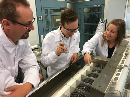 Timo Hatanpää, Miika Mattinen ja Katja Väyrynen ALD-reaktorin äärellä. Tutkijat ovat kehittäneet Helsingin yliopiston ALD-laboratoriossa Kumpulassa kemiallisia valmistusmenetelmiä materiaaleille, joita yritykset käyttävät kaupallisesti. 