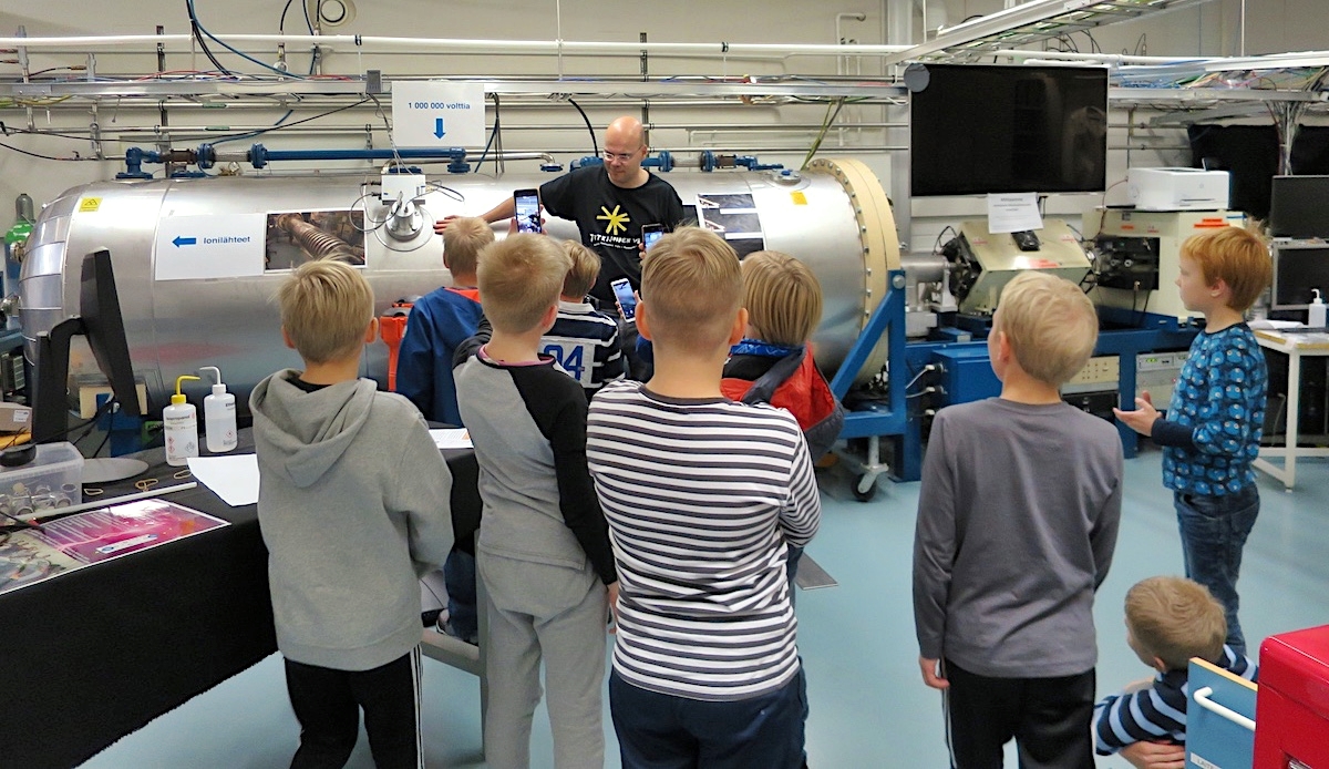 Professori Timo Sajavaara esittelee Jyväskylän yliopiston Kiihdytinlaboratorion Pelletron-kiihdytintä lapsille