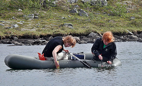 tutkijatohtori Liisa Nevalainen yhdessä tohtorikoulutettava Marttiina Rantalan kanssa mittaamassa pohjoislappilaisen järven ominaisuuksia kumiveneellä