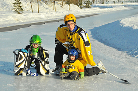 Saarinen SaiPan keltamustissa väreissä lapsineen jääradalla