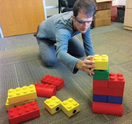 Scott Carter nauhoittaa Google Glass -sovelluksella tutoriaalia, jonka avulla katsoja oppii rakentamaan lego-palikoista robotin.