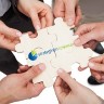 kädet pitelevätpalapeliä, jonka päällä kuvana strategisen tutkimuksen logo
