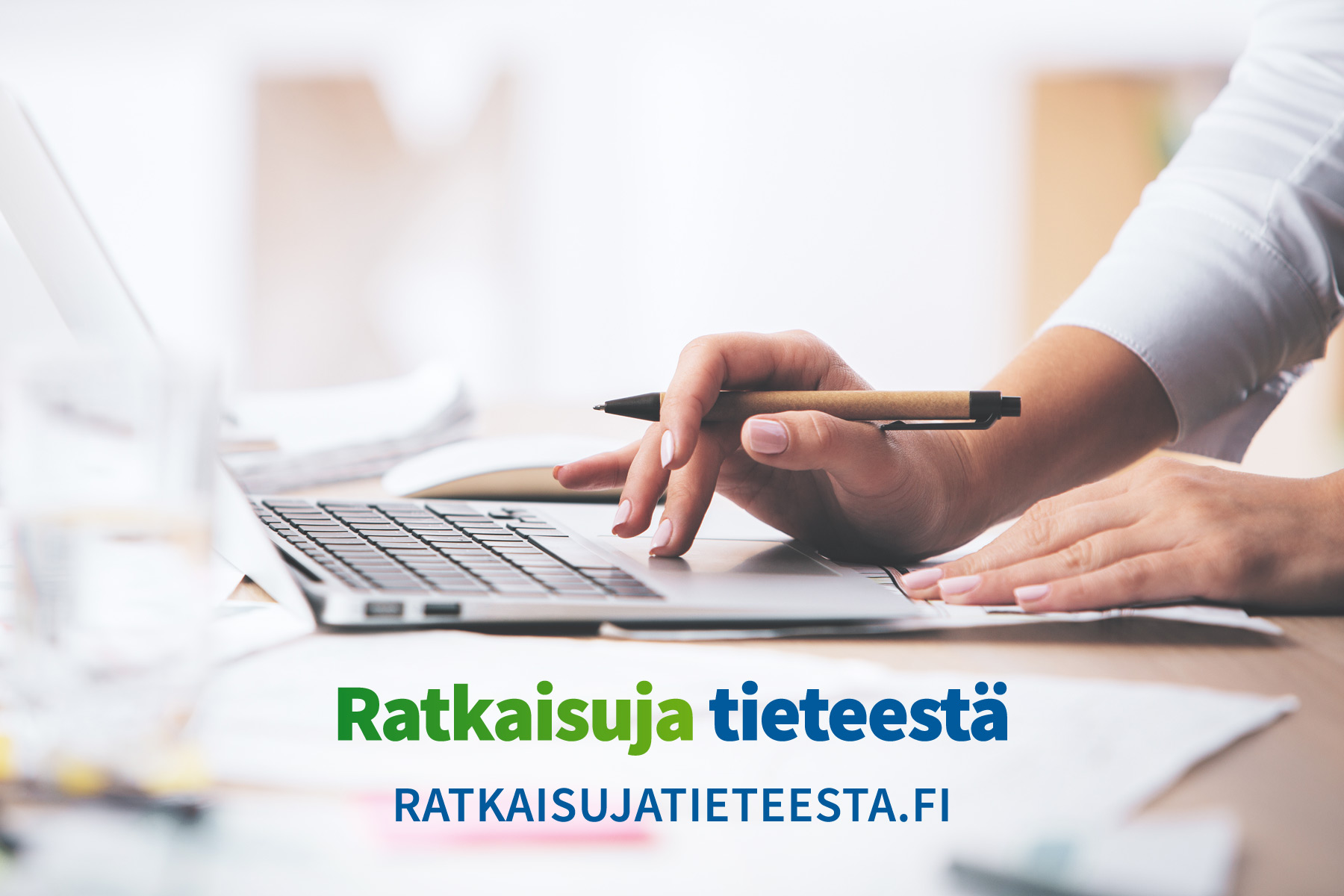 Kuvituskuva. Kuvassa näkyvät kädet käyttämässä kannettavaa tietokonetta. Teksti "Ratkaisuja tieteesta.fi"