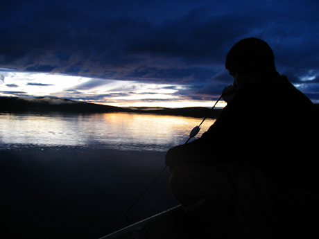 Verkkoja lasketaan pimeällä järvellä