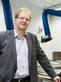 Helsingin yliopiston kemian professorin Mikko Ritala on tutkinut ALD-teknologiaa jo vuodesta 1991 alkaen. Kuva: Veikko Somerpuro
