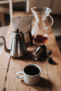 kahvipannu ja kahvikuppi pöydällä
