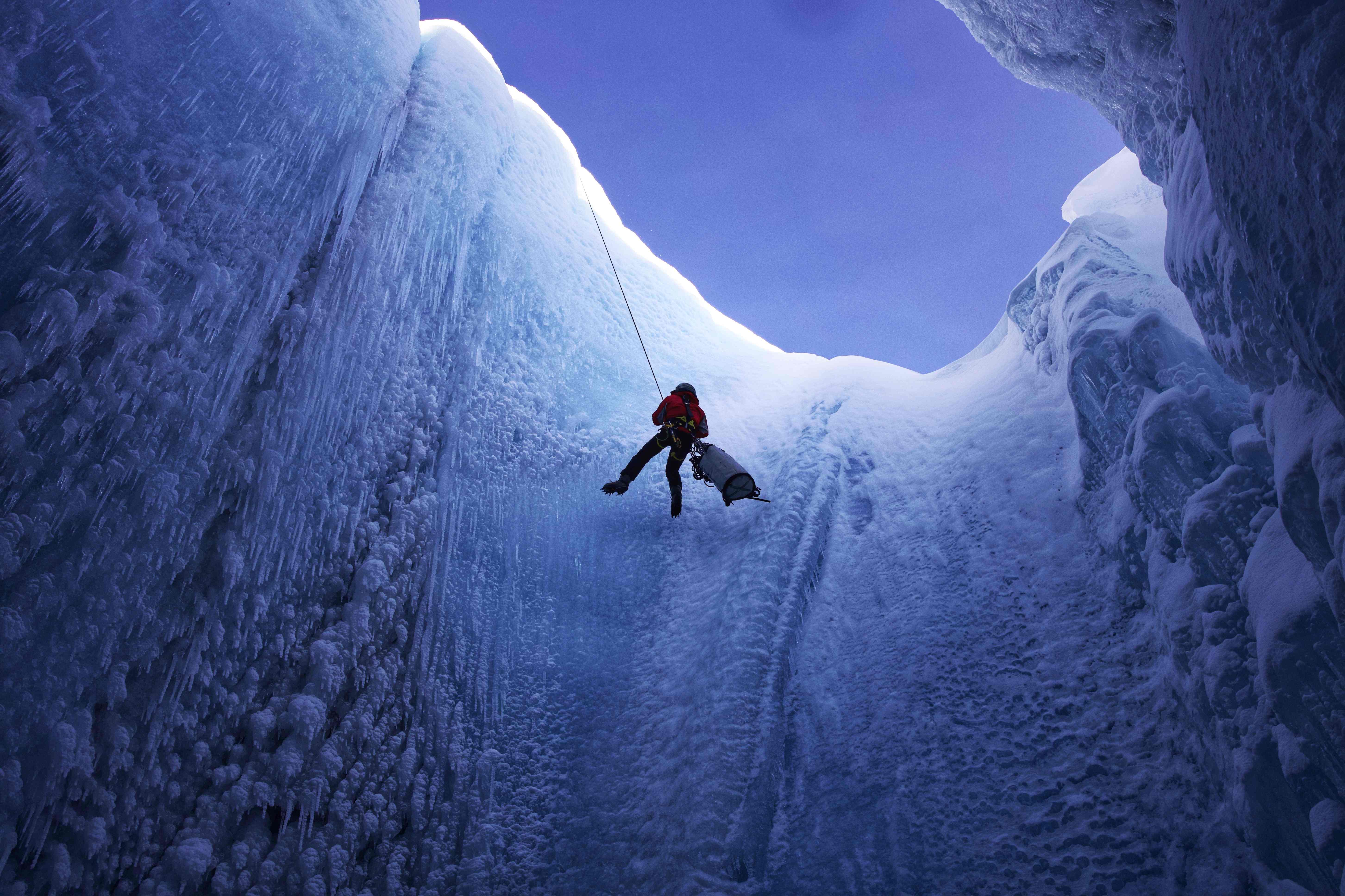 Alun Hubbard laskeutumassa jäätikkökaivoon Grönlannin mannerjäätiköllä