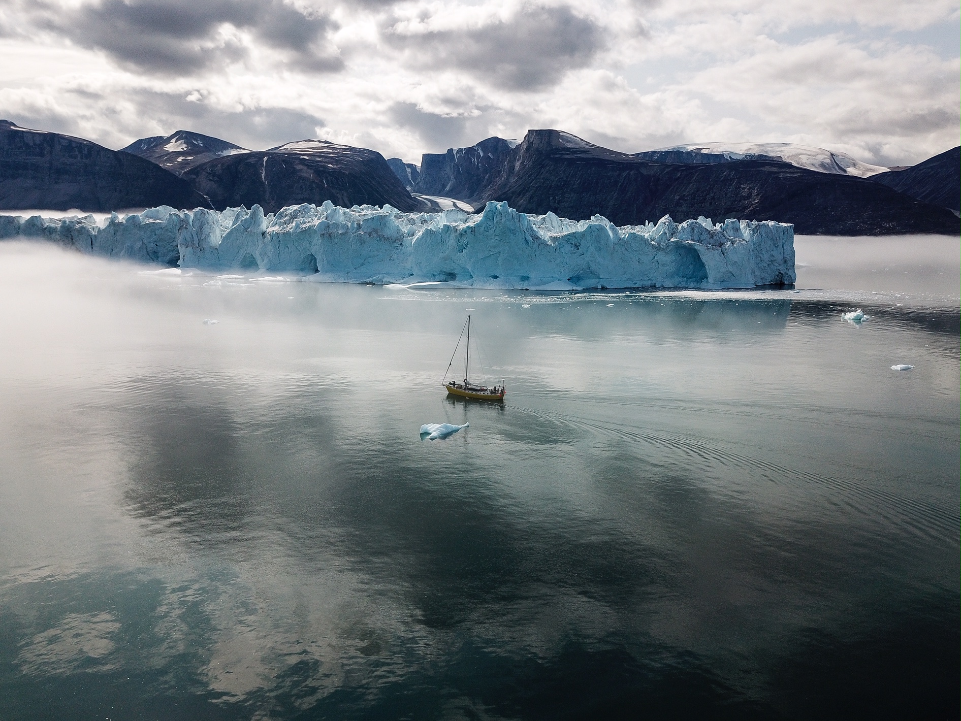 Hubbard vene purjehtimassa jäävuoren seassa