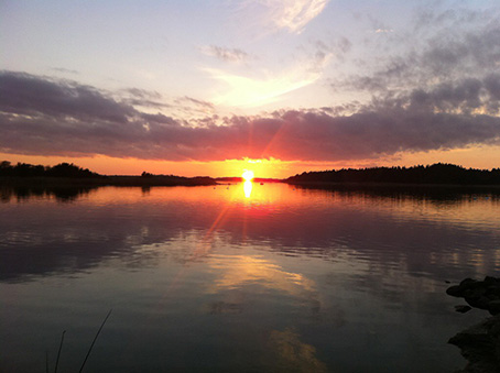 Auringonlasku järvellä