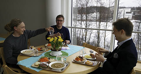 Puurtinen kollegoineen pöydän ääressä
