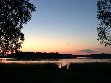 Auringonlasku järven rannalla