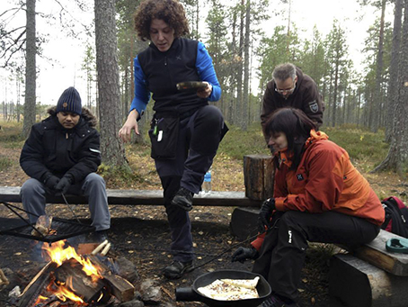 Hakulinen kollegoineen nuotion ääressä