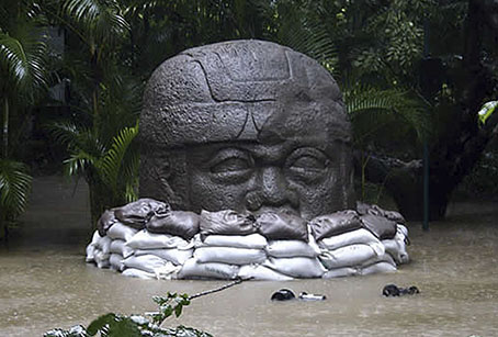 Hiekkasäkein suojattu patsas tulvaveden ympäröimänä