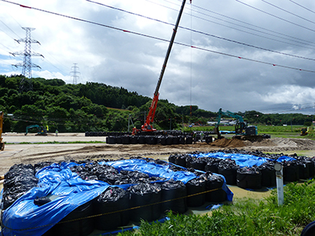 Fukushiman ydinonnettomuusalueella nostureita ja jätettä