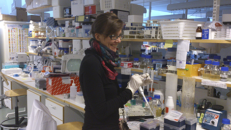 Lotta-Riina Sundberg laboratoriossa