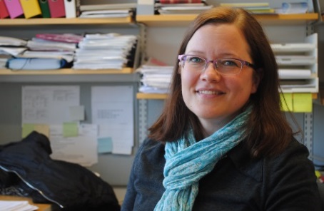 Riikka Ihalin työhuoneessaan