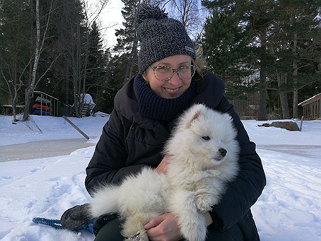 Tukiainen koiransa kanssa