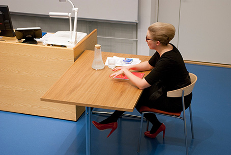 Tukiainen pöydän ääressä