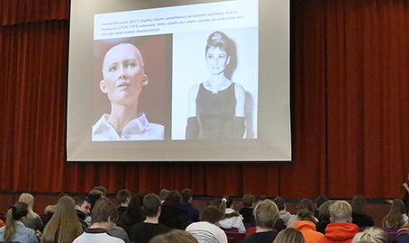 Keskustelua herättänyt ihmistä muistuttava robotti Sophia ja esikuvansa, näyttelijä Audrey Hepburn.
