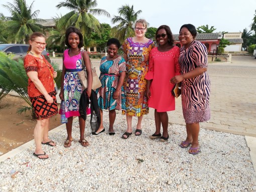 Anu Kantele ja Kaisa Haukka beniniläisten opiskelijoiden kanssa Grand Popossa, Beninissä. (Kuva: Victorien Dougnon) 