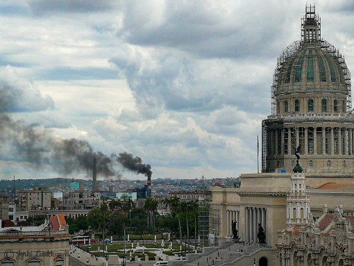 Havanan el Capitolio sekä öljyvoimalaitos 