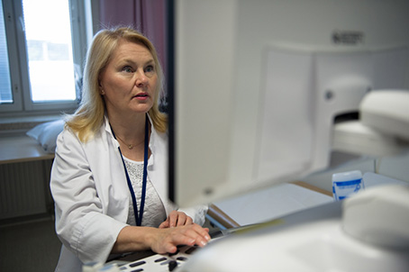 Professori Johanna Kuusisto tutkii iPS-kantasolujen avulla sydänsoluja. 