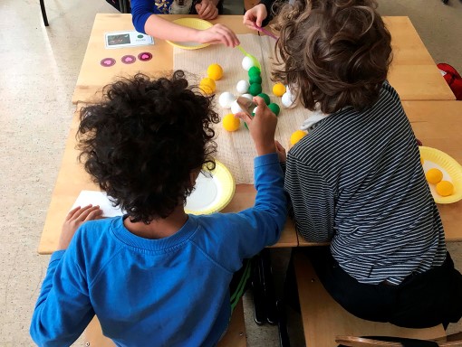 Lapsia maalaamassa munia