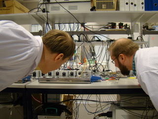 Ahola ja Pitkänen virittelevät sähköbioreaktoria laboratoriossa