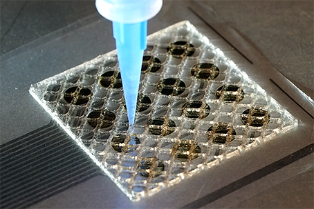 3D-tulostin tulostaa hydrogeeliä älylaastarille