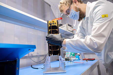 Foresail-1_satellite_Aalto_University_lab_1-3-2022_photo_Mikko_Raskinen460.jpg